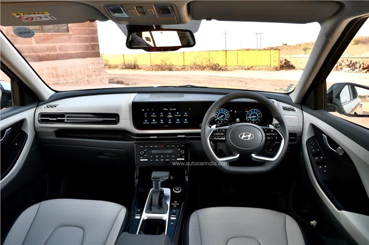 Creta, ты ли это? Новый Hyundai Creta показали на живых фото и видео: у него изогнутая панель экранов, панорамная крыша и даже подушки для пассажиров сзади